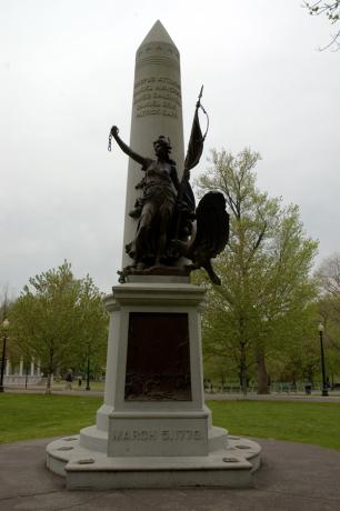 48-boston_massacre_monument_crispus_attucks_monument-1