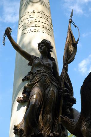 48-boston_massacre_monument_crispus_attucks_monument-2