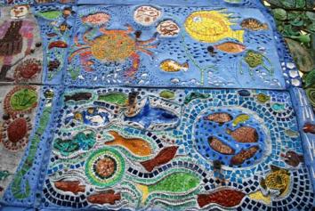 Detail of the left side of the mural.